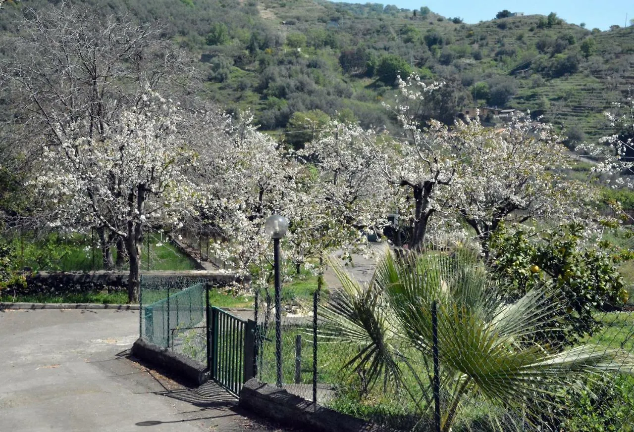 Villa La terra dei ciliegi tra l'Etna e il mare di Taormina Piedimonte Etneo Italia